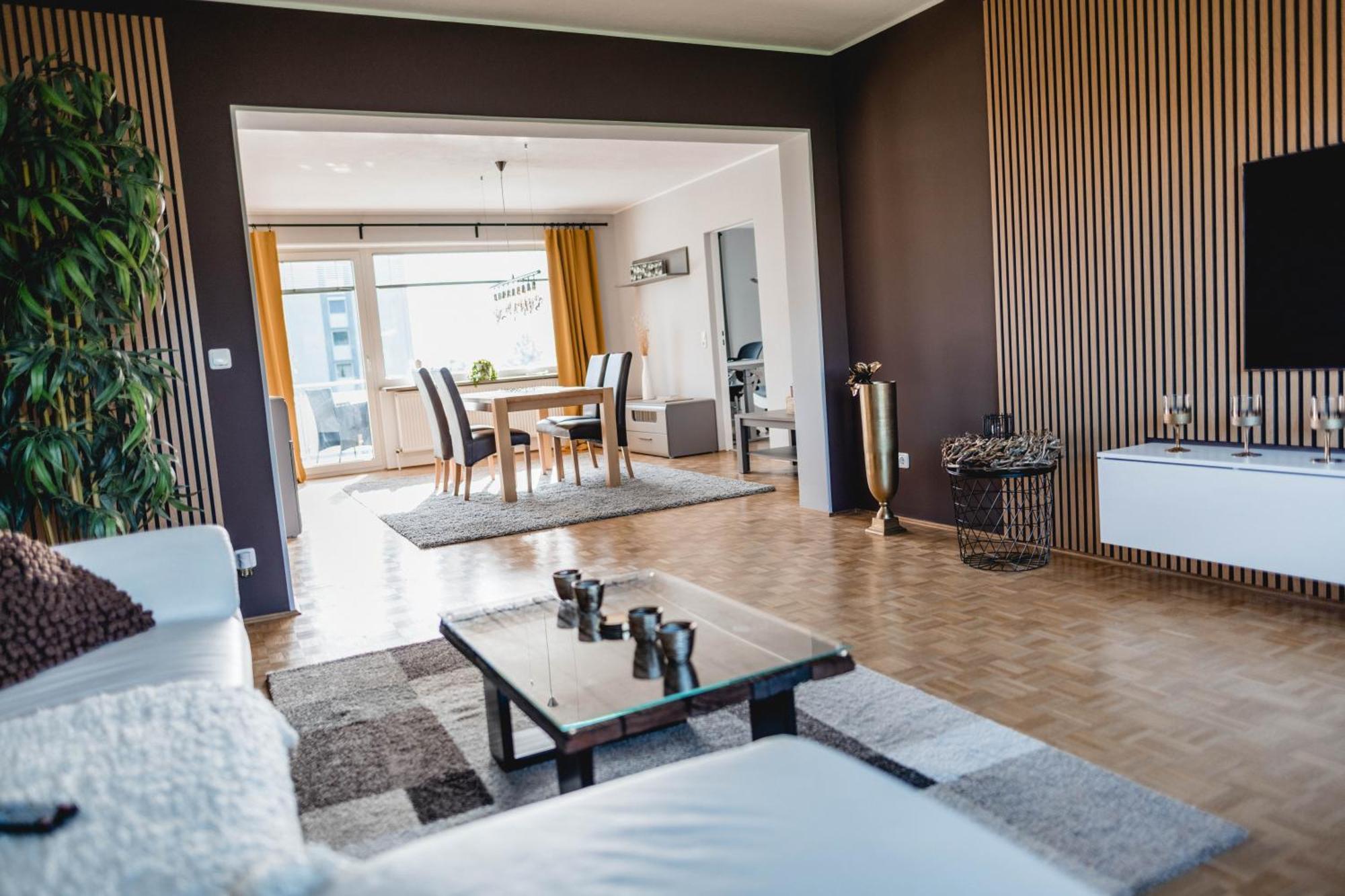 Me Homes - Grosse Moderne Designer-Wohnung Fuer Urlaub Und Business - Mit Kueche, Buero, Balkon Und 2 Parkplaetzen ไบรอยท์ ภายนอก รูปภาพ
