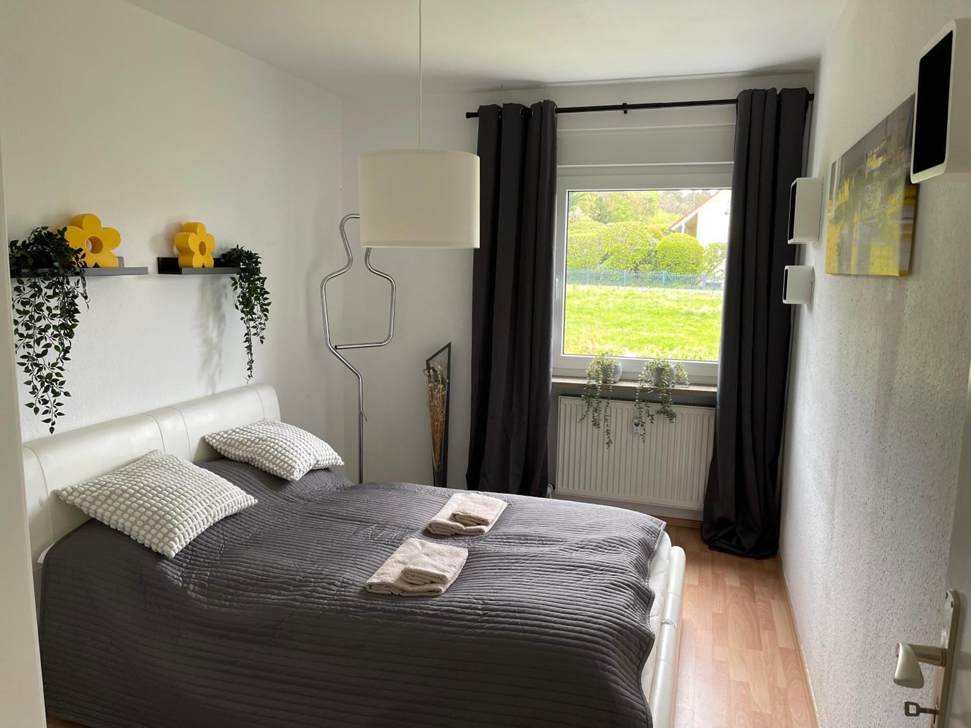 Me Homes - Grosse Moderne Designer-Wohnung Fuer Urlaub Und Business - Mit Kueche, Buero, Balkon Und 2 Parkplaetzen ไบรอยท์ ภายนอก รูปภาพ