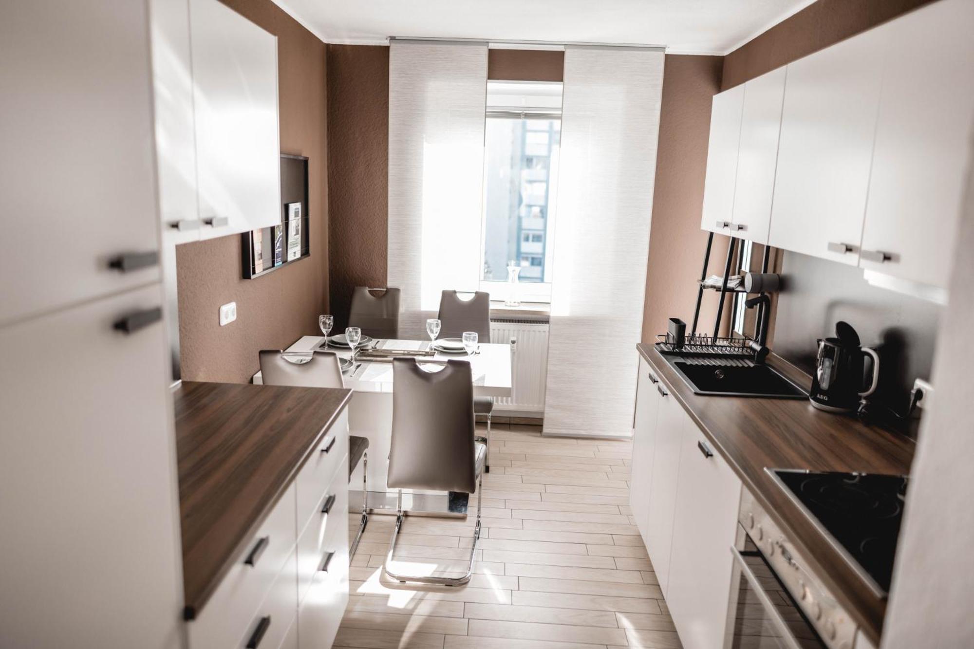 Me Homes - Grosse Moderne Designer-Wohnung Fuer Urlaub Und Business - Mit Kueche, Buero, Balkon Und 2 Parkplaetzen ไบรอยท์ ภายนอก รูปภาพ
